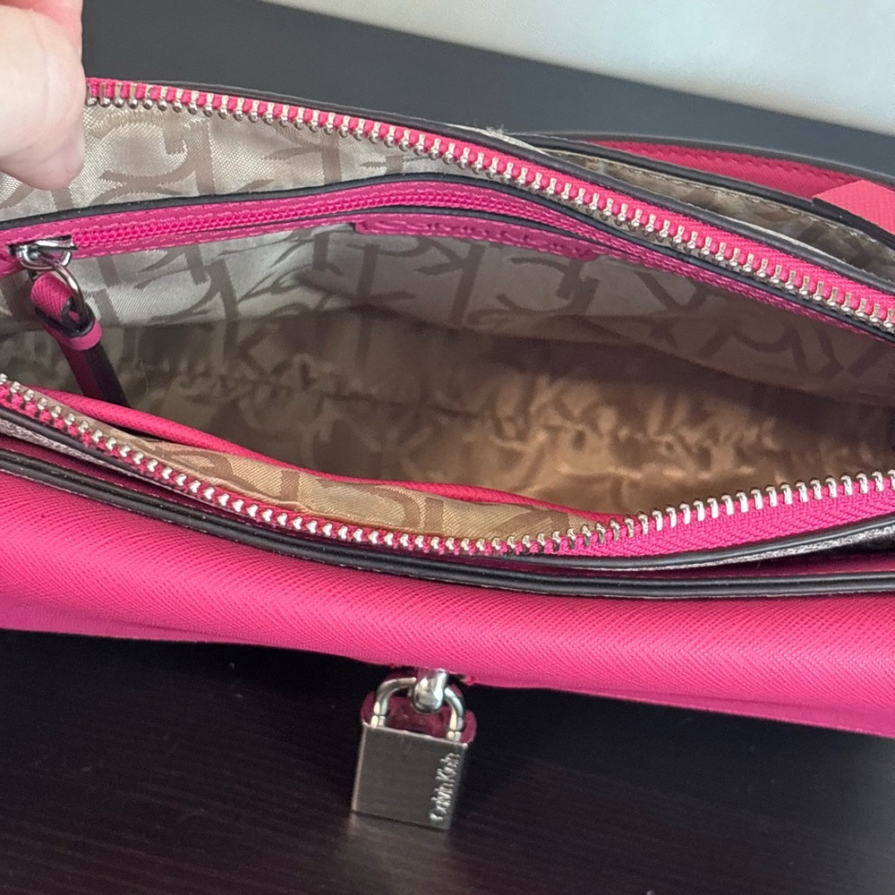 CALVIN KLEIN  Pink and Tan Crossbody Bag with Elegant Design - Picture 5 of 15